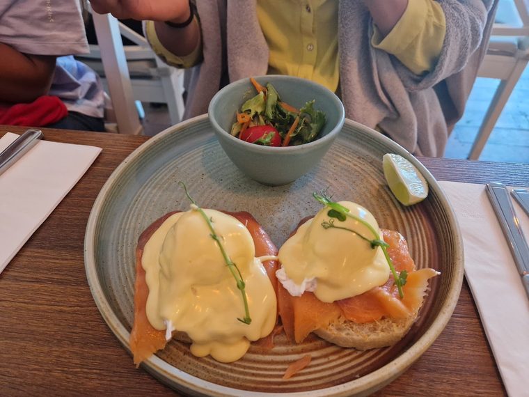 Eggs Benedict with smoked salmon and hollandaise on muffins